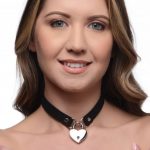 קולר קינקי שחור דמוי עור עם לב ומפתח XR Brands - Lock-It Heart Choker